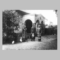 066-0003 Das Wohnhaus der Familie Otto Braun von der Strassenseite. Im Bild Oma Braun und das Ehepaar Otto Braun mit ihren Kindern..jpg